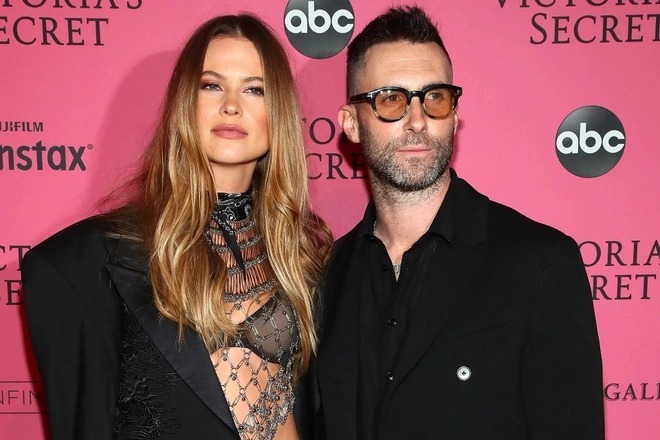 Mới đây, thủ lĩnh nhóm Maroon 5 bị người mẫu Instagram Summer Stroh tố ngoại tình sau lưng Behati Prinsloo. Sau đó, anh tiếp tục bị 4 cô gái khác lên tiếng tố cáo. Adam Levine phủ nhận cáo buộc ngoại tình nhưng thừa nhận 