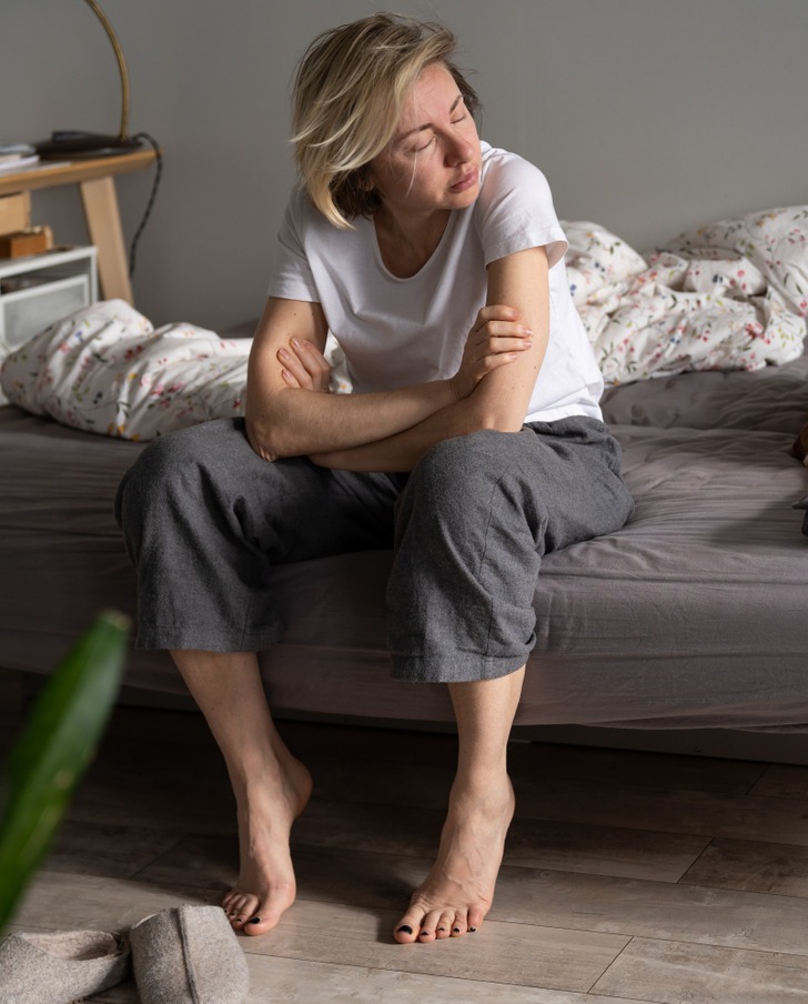 Cơ thể 'khóc thét' nếu bạn dành nhiều thời gian 'dán mắt' vào màn hình điện thoại - Ảnh 3