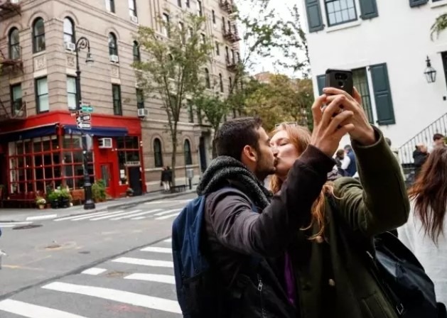 Hai du khách cố tình chụp ảnh tại phim trường Friends ở New York (Mỹ). Ảnh: NY Post.