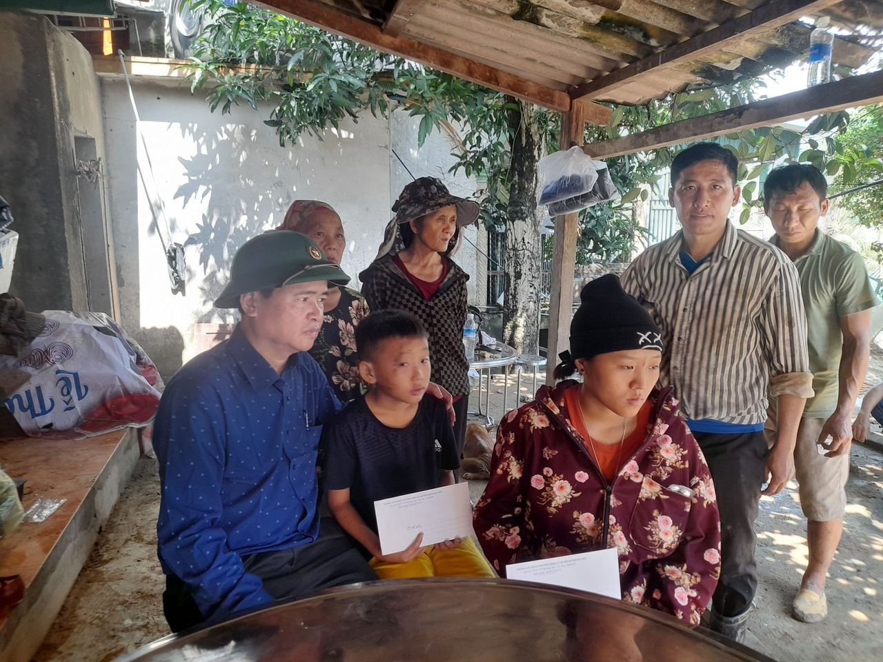 Chủ tịch huyện Kỳ Sơn trực tiếp đến thăm hỏi, động viên gia đình sau sự mất mát quá lớn bởi lũ quét.