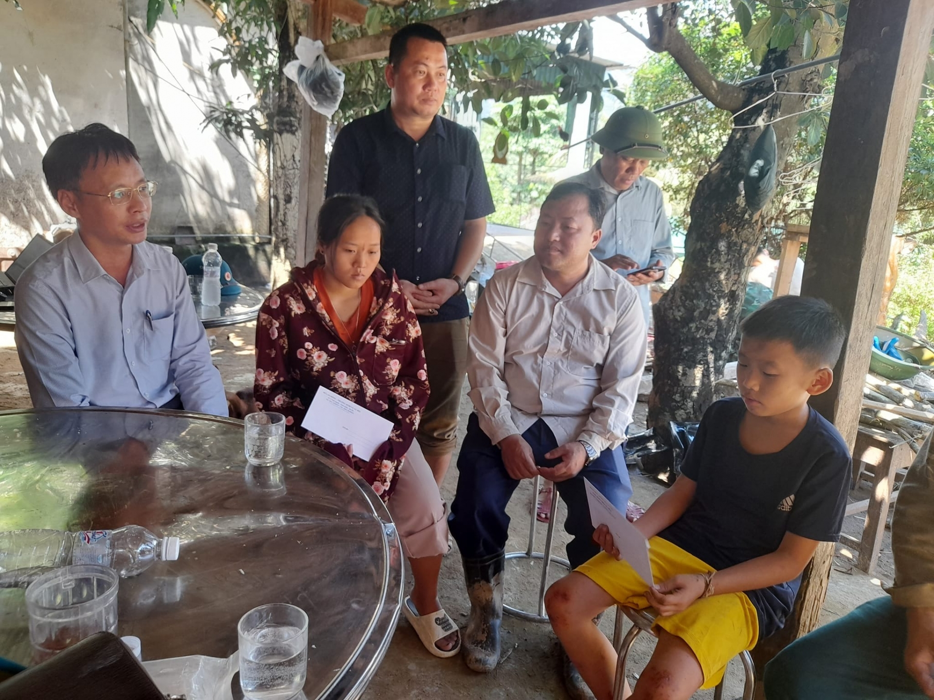 Khi có người lạ đến, Mùa chỉ ngồi im, không còn giữ được nét tinh nghịch của những cậu bé 11 tuổi.