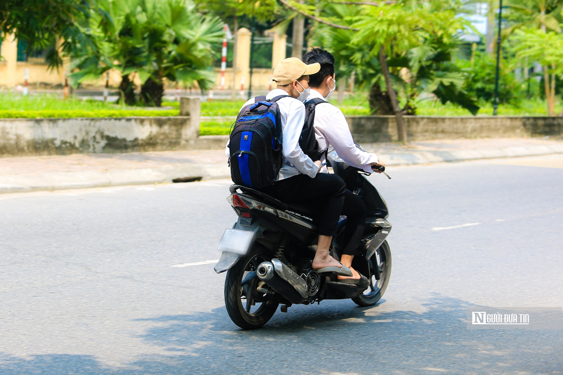 Hà Nội: Báo động tình trạng học sinh đi xe máy tới trường - Ảnh 3