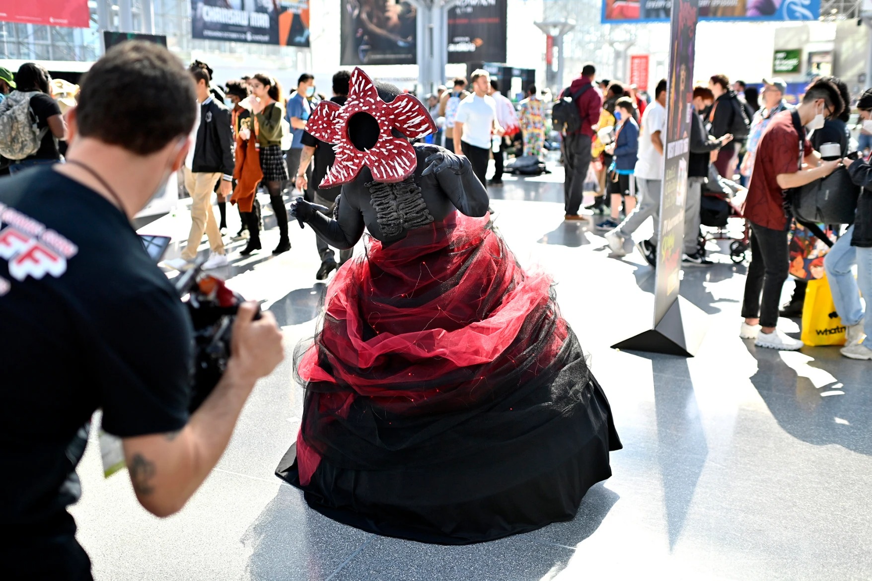 Một cosplayer hóa thân thành nhân vật hư cấu demogorgon.