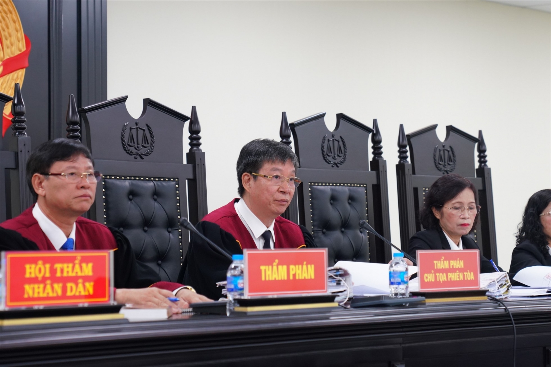 Thẩm phán Mai Văn Quang (thứ hai, từ trái qua) làm chủ toạ phiên toà sơ thẩm. Ảnh:Lao động. 