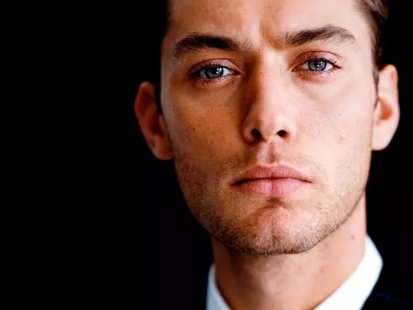 Trong nhân tướng học, cằm chẻ được xem là một nét quý tướng, tượng trưng cho sự may mắn và sự phước lành.