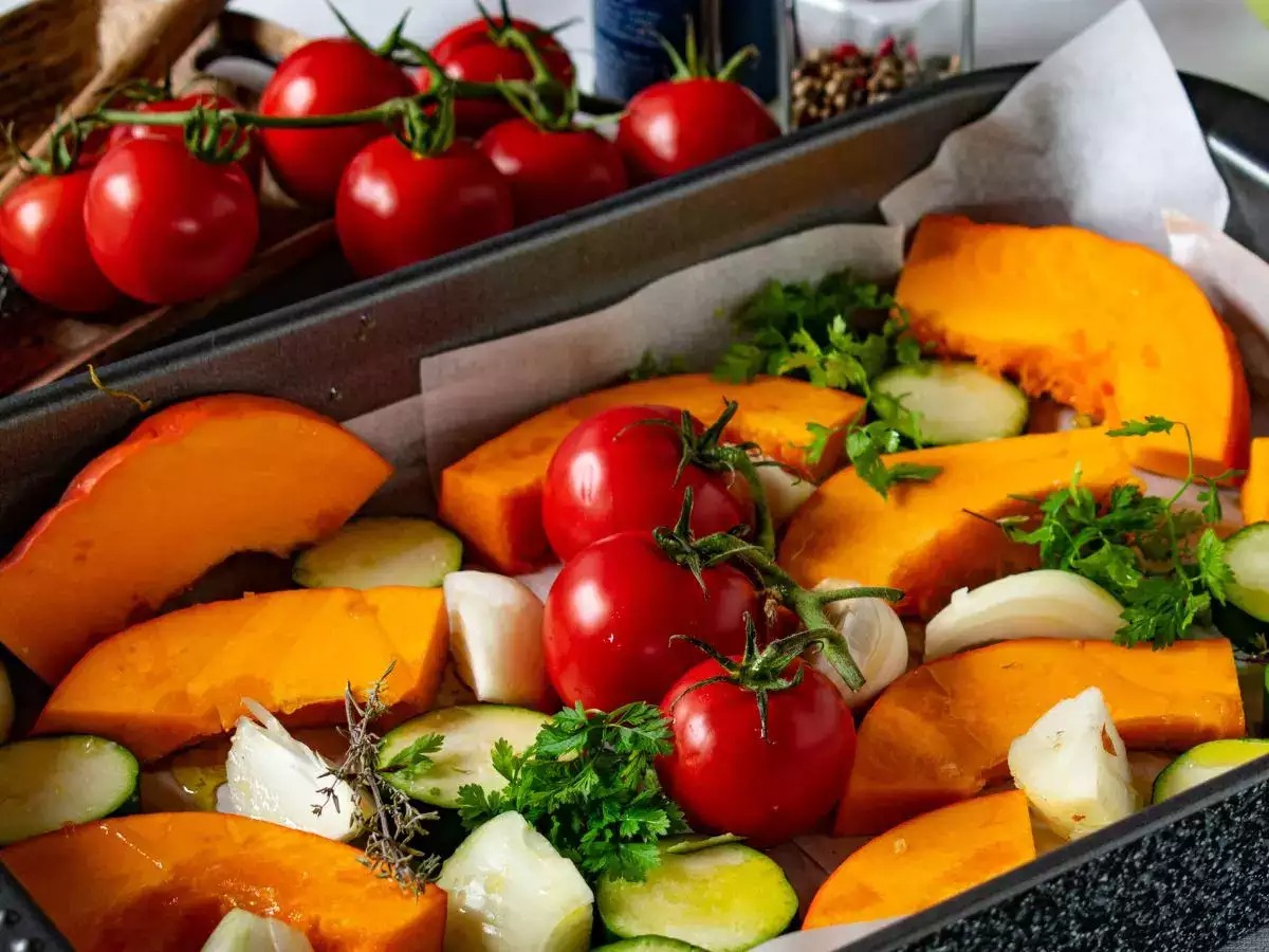 Rau sống và rau chín: Đâu là cách chế biến tốt nhất cho sức khỏe? - Ảnh 1