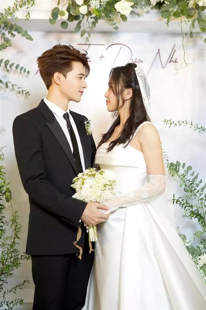 Váy cưới của Diệu Nhi lần này là tác phẩm của NTK Đỗ Long. Cả 2 nhìn nhau vô cùng tình tứ, ấm áp. Ảnh: 2Sao.vn