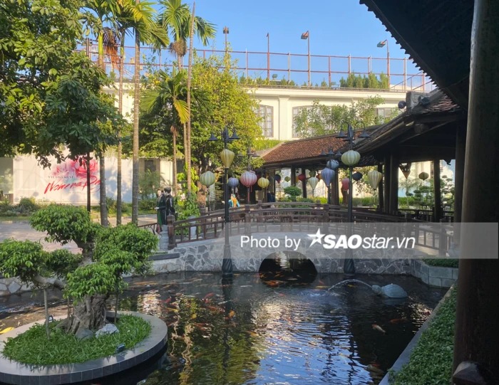 Lễ cưới thứ hai của Diệu Nhi, Anh Tú được tổ chức tại một nhà hàng sang trọng bên hồ Tây, Hà Nội. Địa điểm rất thơ mộng, được trang trí tỉ mỉ và tinh tế. Ảnh: Saostar