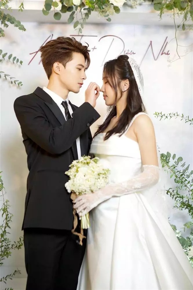 Anh Tú chăm sóc chu đáo cho vợ tại đám cưới. Cặp đôi liên tục nhận được những lời chúc phúc của người hâm mộ và khán giả kể từ khi công khai cho đến nay. Ảnh: 2Sao.vn