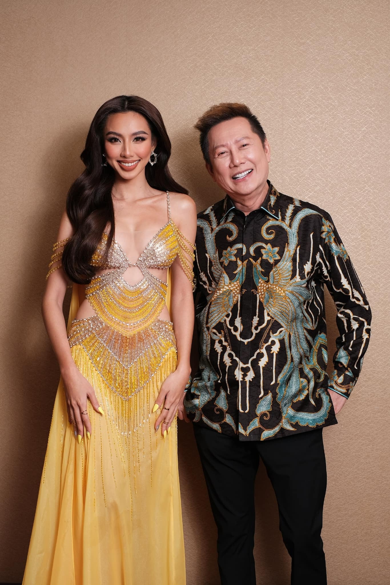 Dù đứng cạnh ai nàng hậu cũng nổi bần bật.