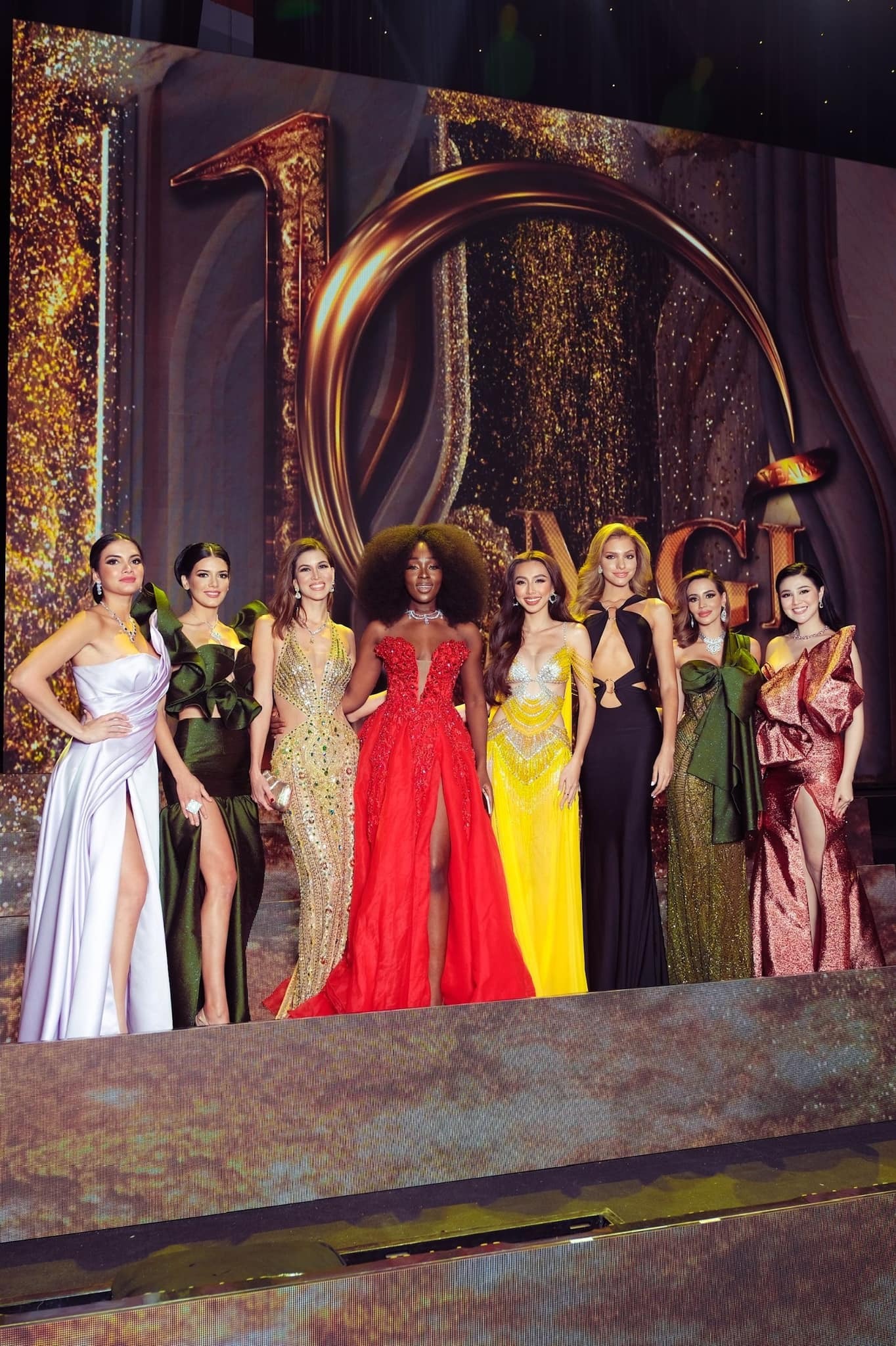 Rõ ràng Thùy Tiên không có lợi thế chiều cao nhưng cô nàng lại nổi bật giữa một 'rừng hoa'. Tất cả là nhờ vào bộ trang phục ấn tượng này.