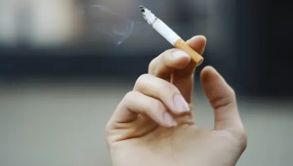 5 thói quen hủy hoại nhan sắc, khiến bạn già nhanh như thổi, dùng mỹ phẩm đắt tiền cũng không thể cứu vãn - Ảnh 2 5 thói quen hủy hoại nhan sắc, khiến bạn già nhanh như thổi, dùng mỹ phẩm đắt tiền cũng không thể cứu vãn - Ảnh 2