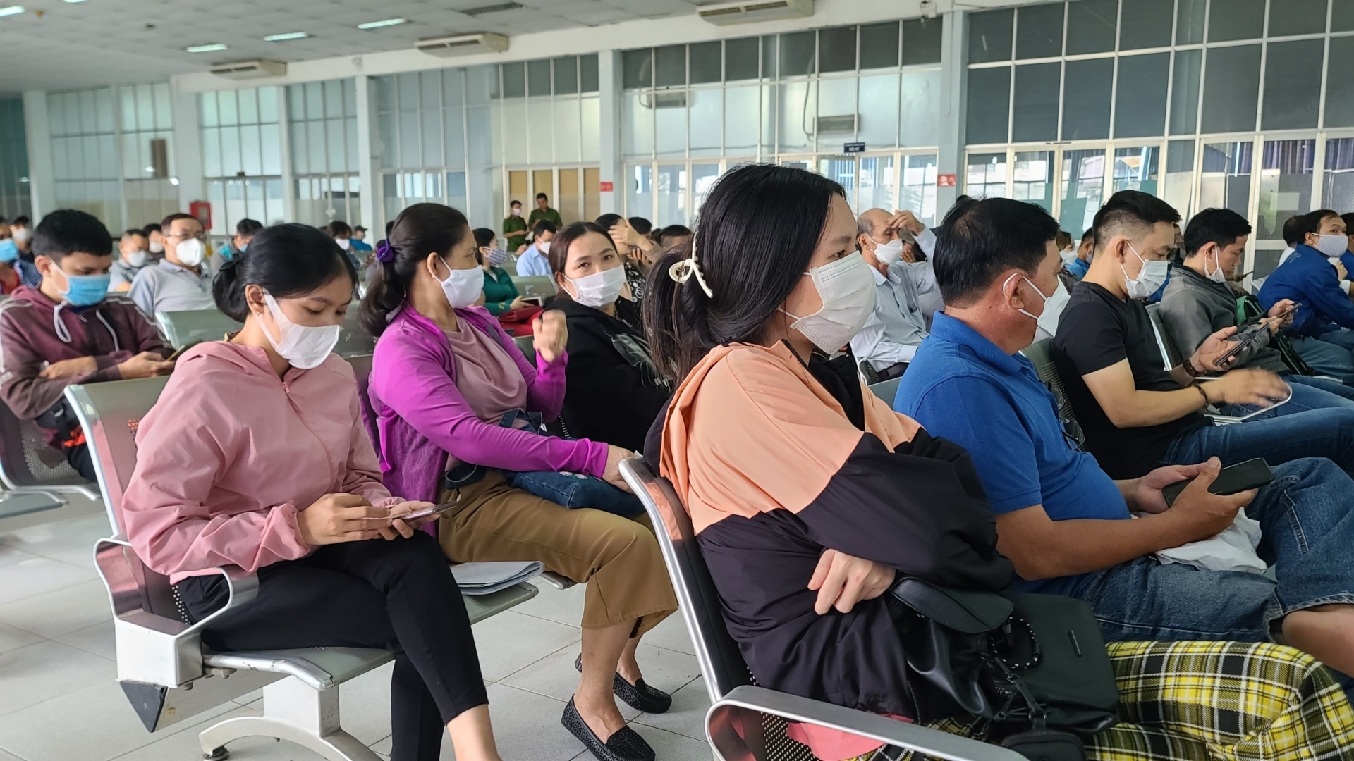 Người dân rất mong mỏi mua được vé tàu để về quê đón Tết cùng với gia đình.