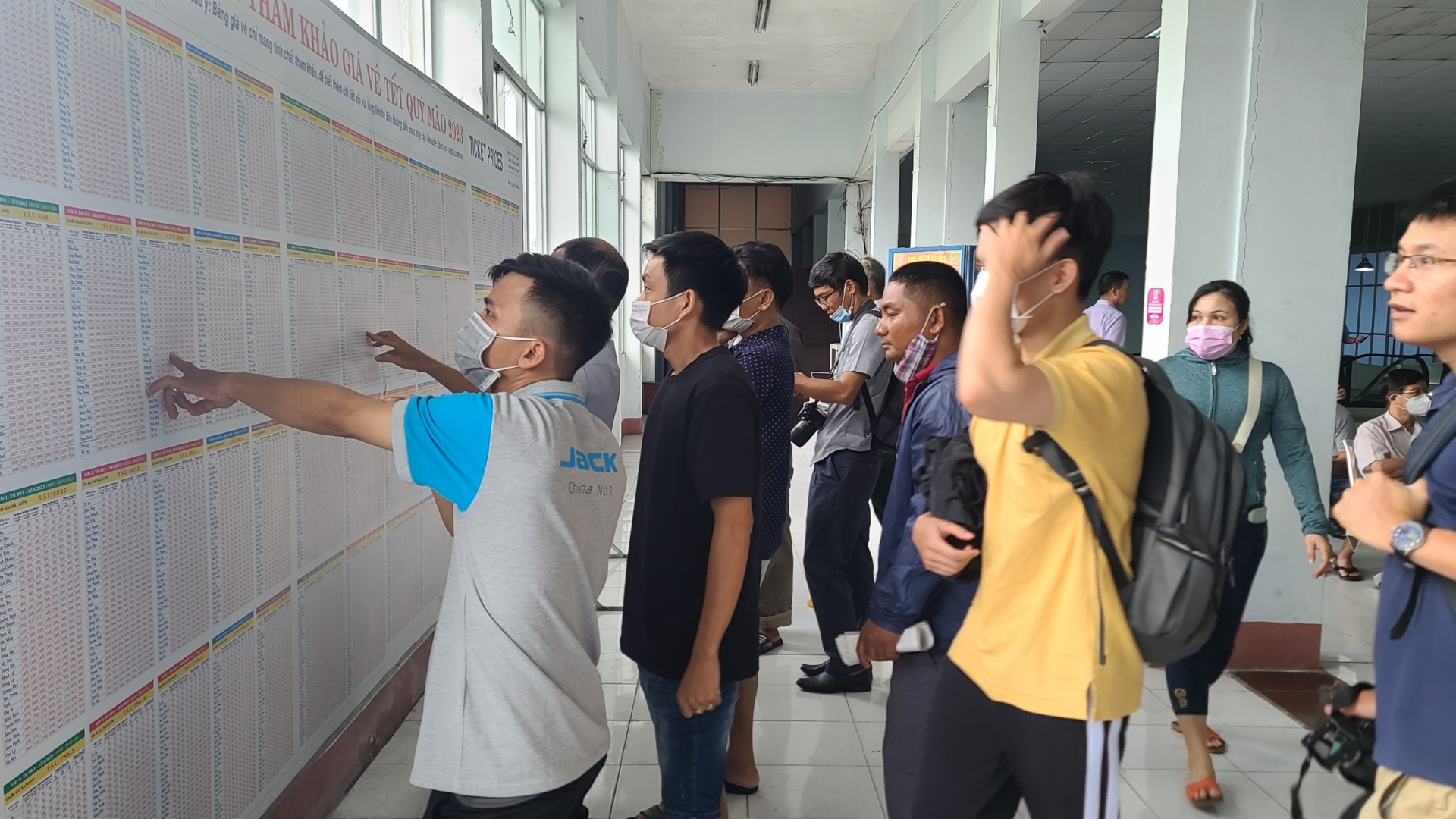 Các chuyến tàu được dán công khai.