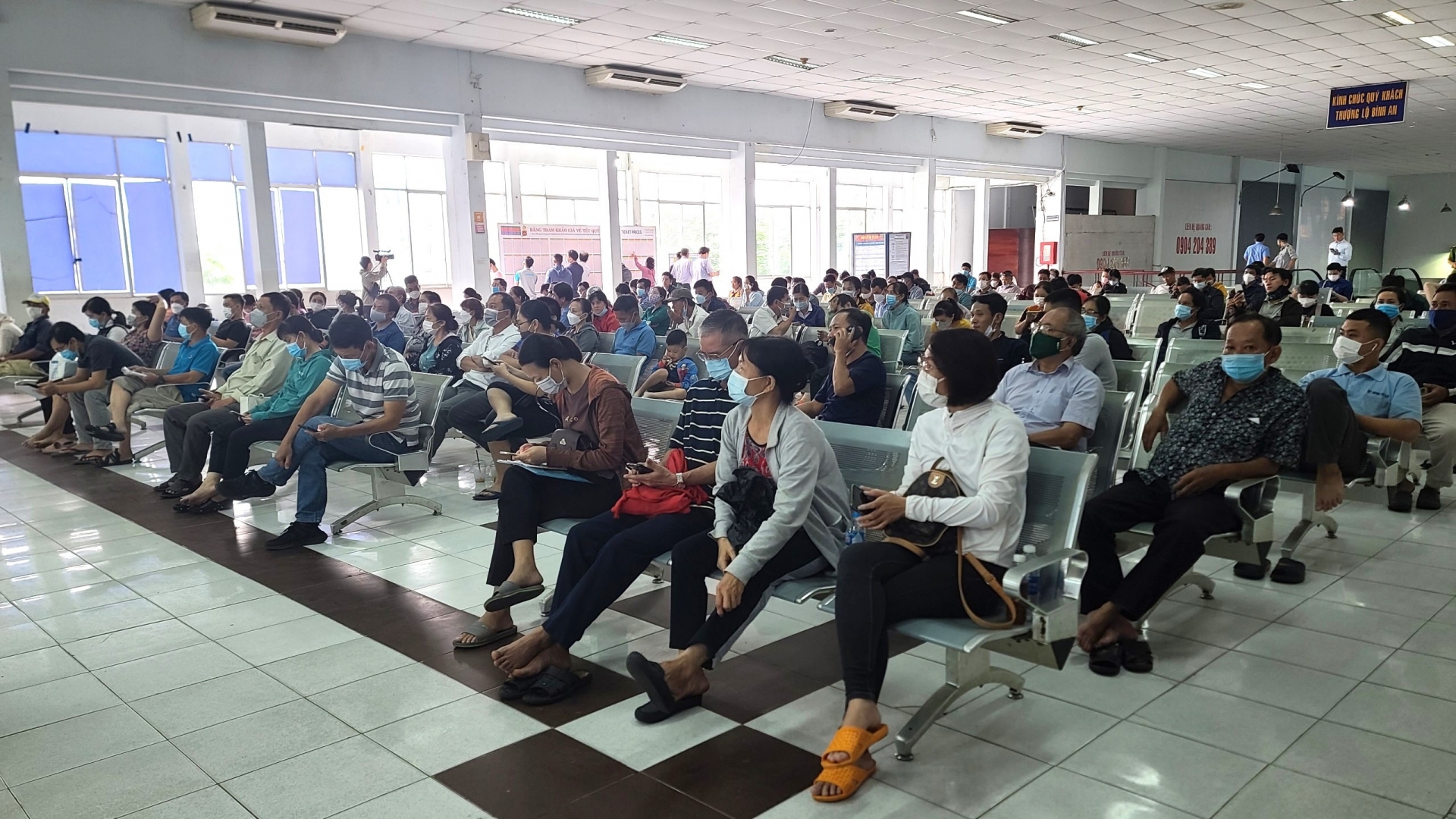 Hàng trăm người dân chờ để được mua vé tàu Tết Nguyên đán 2023.