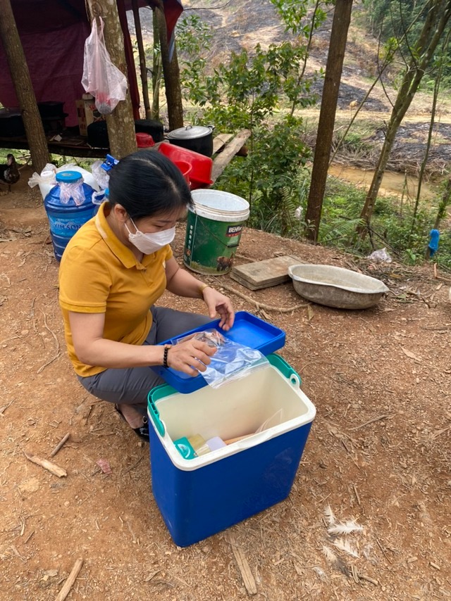 Cán bộ Chi cục ATVSTP Nghệ An lấy mẫu thân cây gửi Viện kiểm nghiệm An toàn vệ sinh thực phẩm Quốc gia kiểm nghiệm. Ảnh: Sức khỏe Đời sống