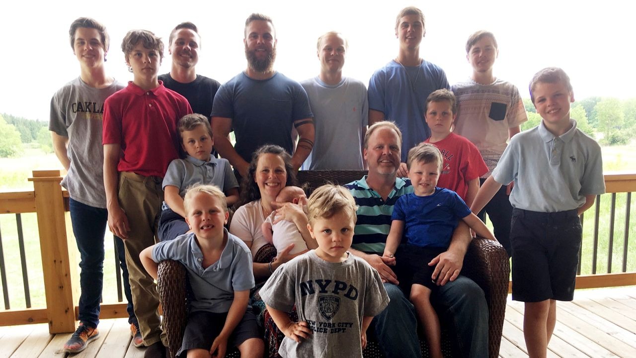 Gia đình vỡ òa chào đón con gái đầu lòng sau 14 lần sinh con trai