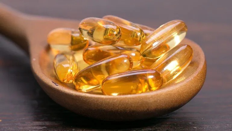 Một trong những chất bổ sung được sử dụng phổ biến nhất là dầu gan cá tuyết. Nó cũng chứa nhiều axit béo omega-3, có lợi cho tim và giảm viêm trong cơ thể. Tuy nhiên, hãy đảm bảo rằng bạn không ăn quá nhiều chất bổ sung này vì nó có thể gây ra một số vấn đề sức khỏe.