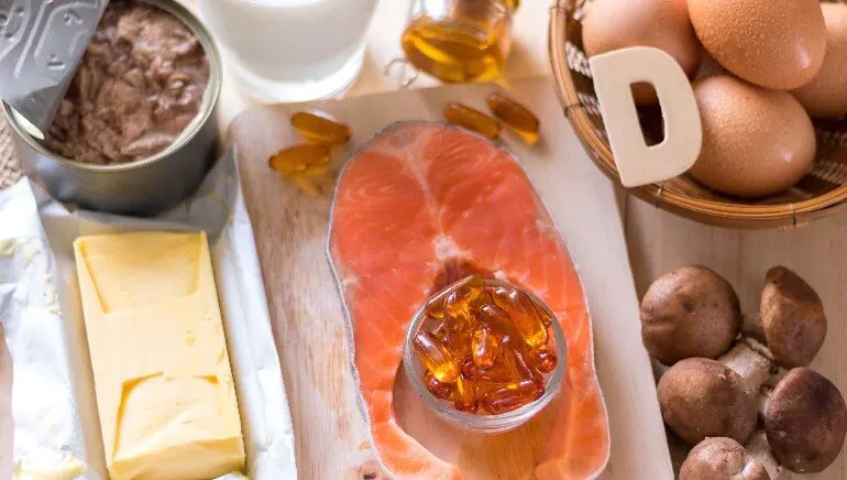 Thực phẩm tăng cường là sự kết hợp của thực phẩm và thực phẩm chức năng. Vì nguồn vitamin D tự nhiên bị hạn chế nên một số sản phẩm thực phẩm được căng cường dưỡng chất này. Trong khi hàm lượng vitamin D trong thực phẩm tăng cường không cao như trong các nguồn thực phẩm khác, nó sẽ bổ sung vào tổng lượng vitamin trong cơ thể bạn.