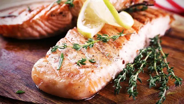 Các loại cá như cá ngừ, cá thu và cá hồi là nguồn cung cấp vitamin D. Các nghiên cứu đã chỉ ra rằng một khẩu phần cá béo là đủ để bạn đạt được mức vitamin D hàng ngày.