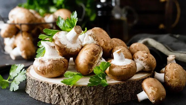 Nấm tạo ra vitamin D khi chúng tiếp xúc với bức xạ tia cực tím. Theo một nghiên cứu được công bố trên tạp chí Nutrients, nấm là nguồn cung cấp vitamin D. Nấm được biết sản xuất ra vitamin D2, giúp tăng nồng độ vitamin D trong máu. Vì vậy, hãy tăng cường ăn nấm hoặc nấm đã phơi khô.