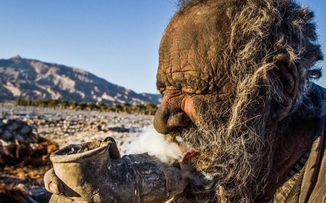 Người đàn ông bẩn nhất thế giới, không tắm trong hơn 6 thập kỷ đã qua đời sau khi bị dân làng lôi đi tắm. Ảnh: Internet