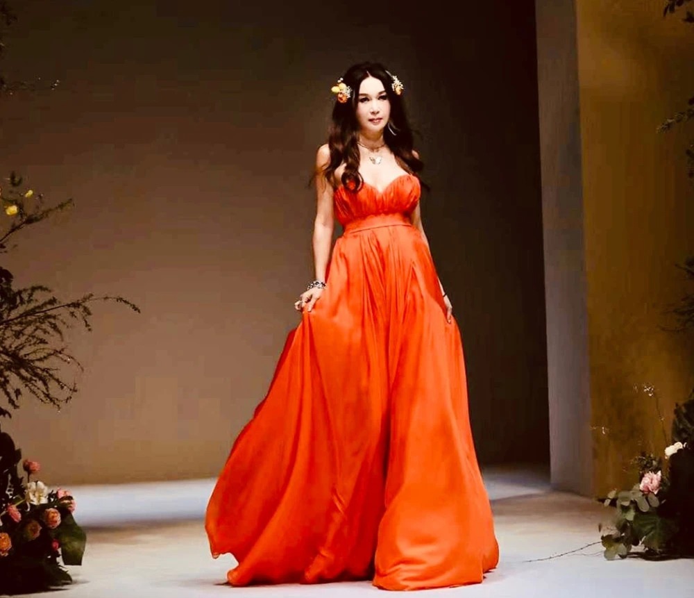 Màn thả dáng của Ôn Bích Hà bị chê thiếu chuyên nghiệp. Dáng gù lưng cũng làm mất khí chất của người đẹp.