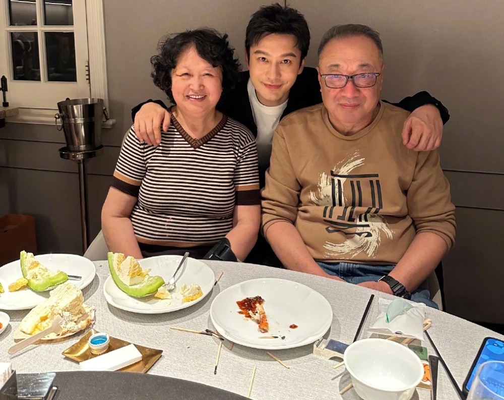 Bé Tiểu Bọt Biển vắng mặt trong tiệc sinh nhật ông nội.