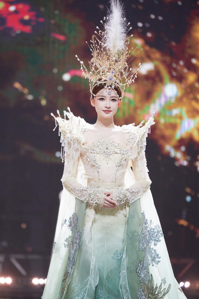 Dù không có danh hiệu nữ thần Kim Ưng nhưng tạo hình của Tôn Di đêm đó chẳng khác nào một nữ thần.