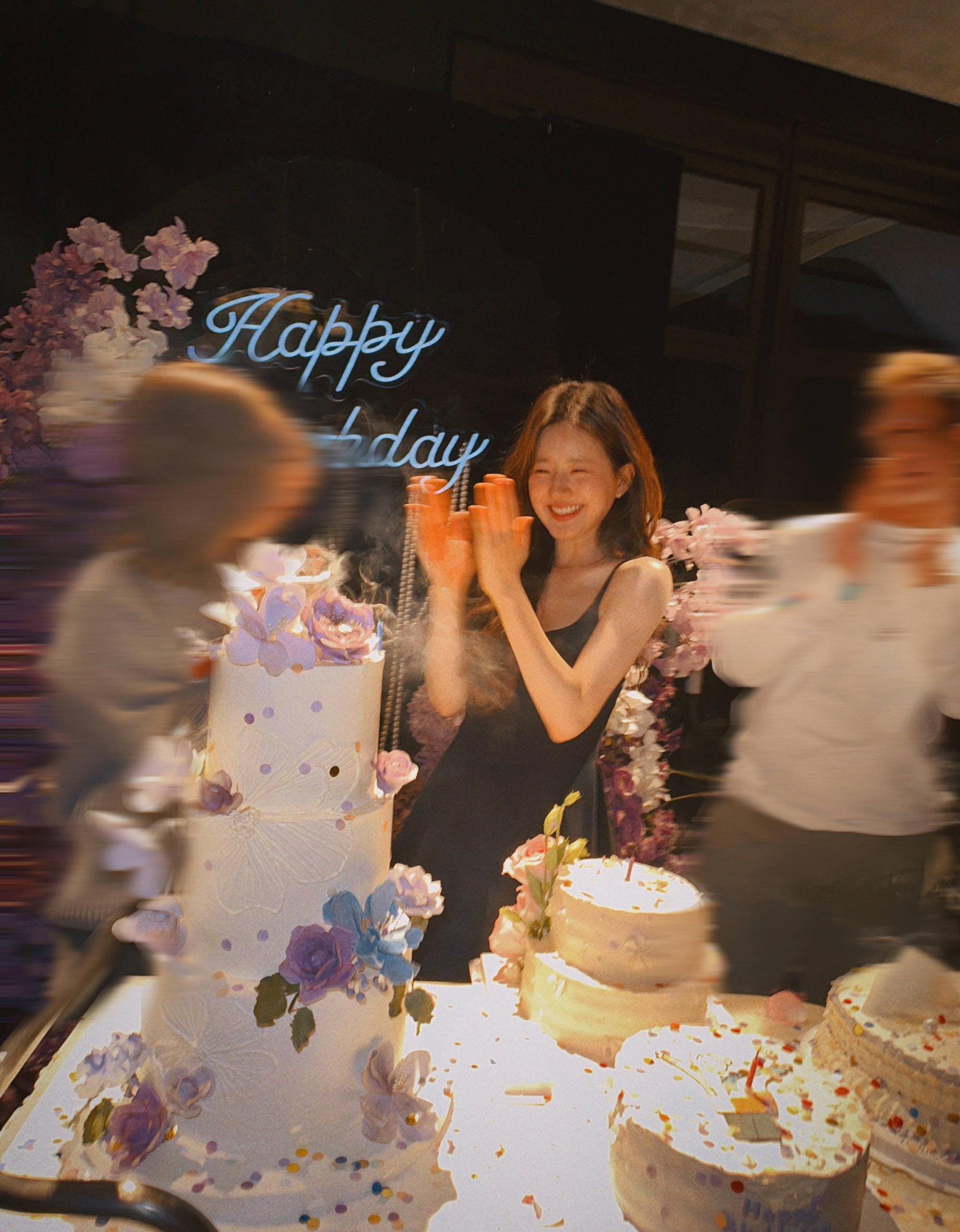 Niềm hạnh phúc toát ra từ ánh mắt và nụ cười của 'mỹ nữ xuyên không'.