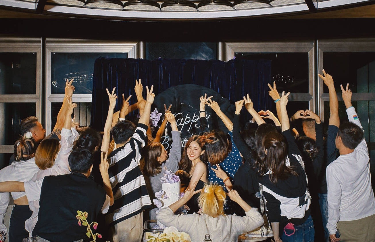 Nụ cười đặc trưng của Triệu Lộ Tư bên cạnh những đồng nghiệp thân thiết.