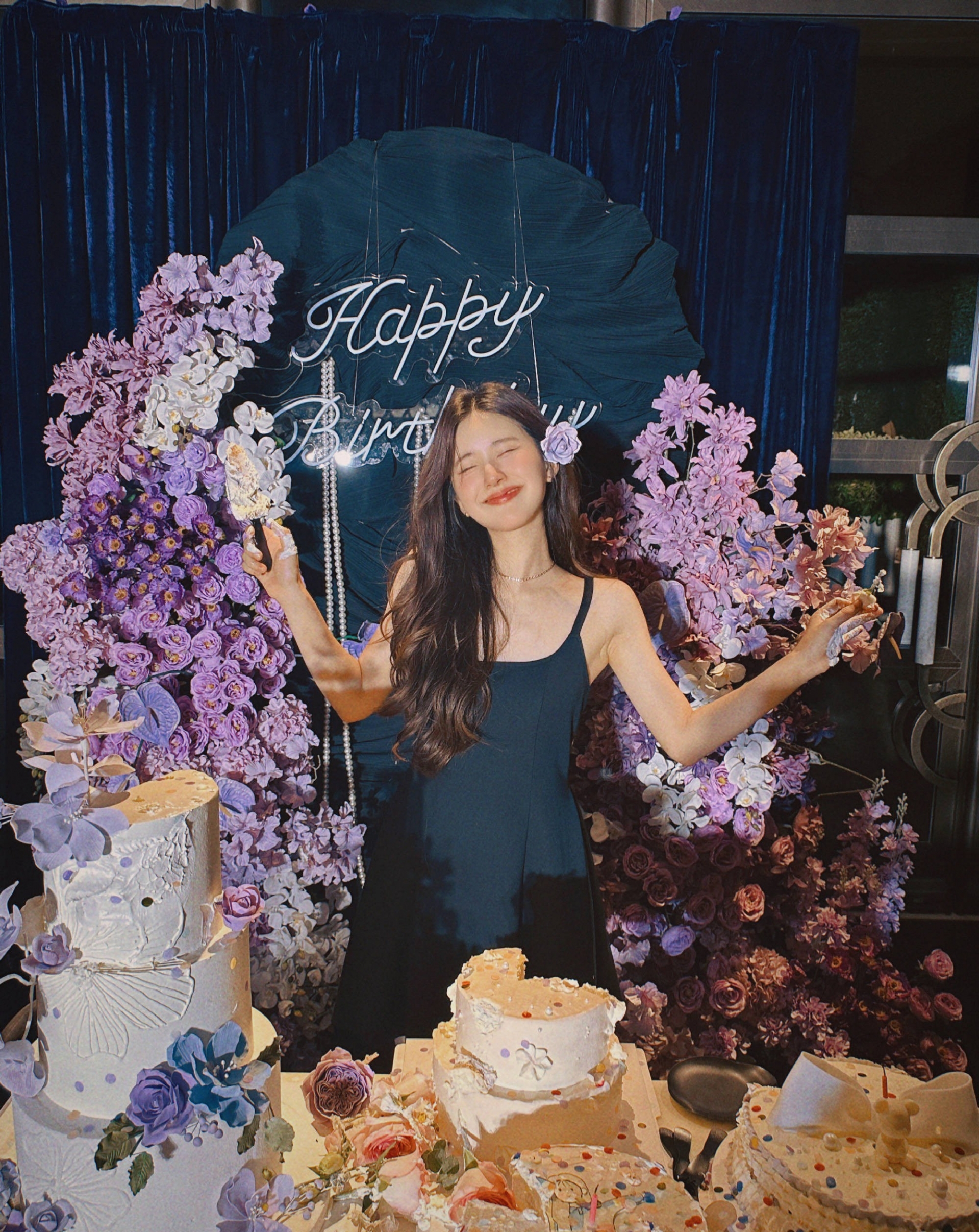 'Mỹ nữ xuyên không' cười ngọt ngào trước ống kính.