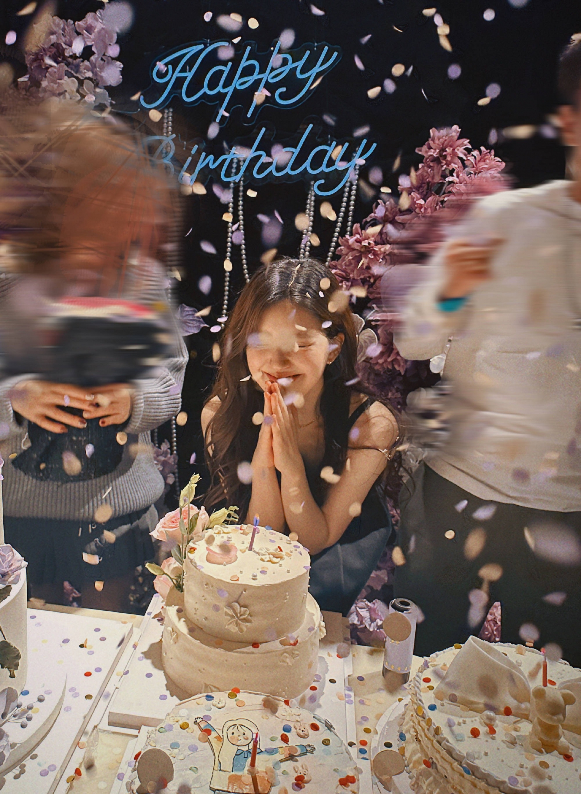 Triệu Lộ Tư cầu nguyện trước khi cắt bánh. Sinh nhật năm nay rất đặc biệt bởi nữ diễn viên đón nhiều tin vui sự nghiệp trong năm 2022 này.