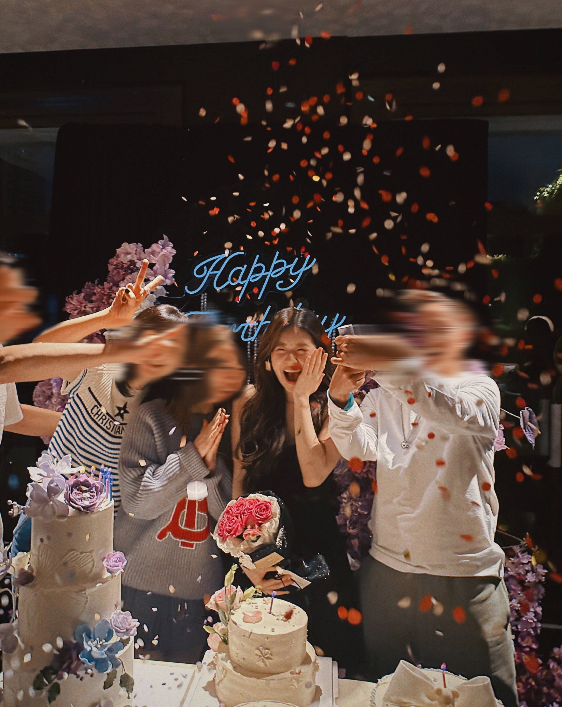 Triệu Lộ Tư cùng các nhân viên thổi nến, cắt bánh vô cùng vui vẻ. Nhìn nụ cười của nữ diễn viên có thể thấy cô đang phấn khích và cực hạnh phúc.