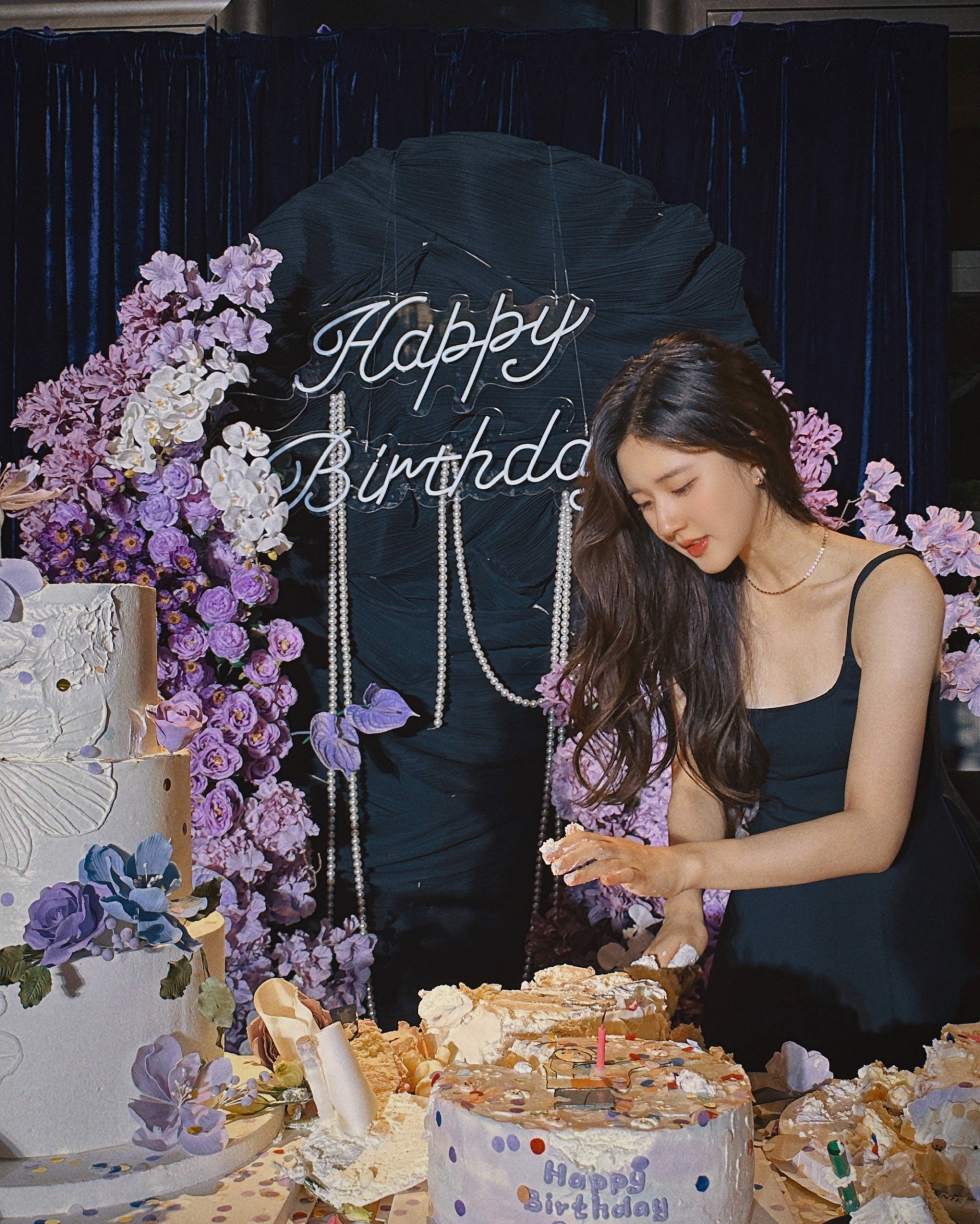 Triệu Lộ Tư cắt bánh mừng tuổi mới. Bữa tiệc được decor rất giản dị, khác hẳn với phong cách thường ngày của 'mỹ nữ xuyên không'.