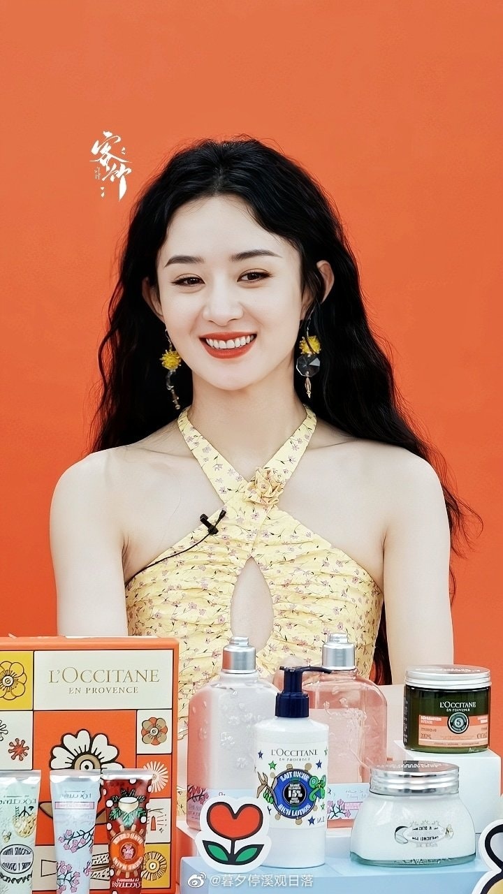 Nụ cười ngọt ngào đậm chất Triệu Lệ Dĩnh. Nụ cười ngọt ngào đậm chất Triệu Lệ Dĩnh.