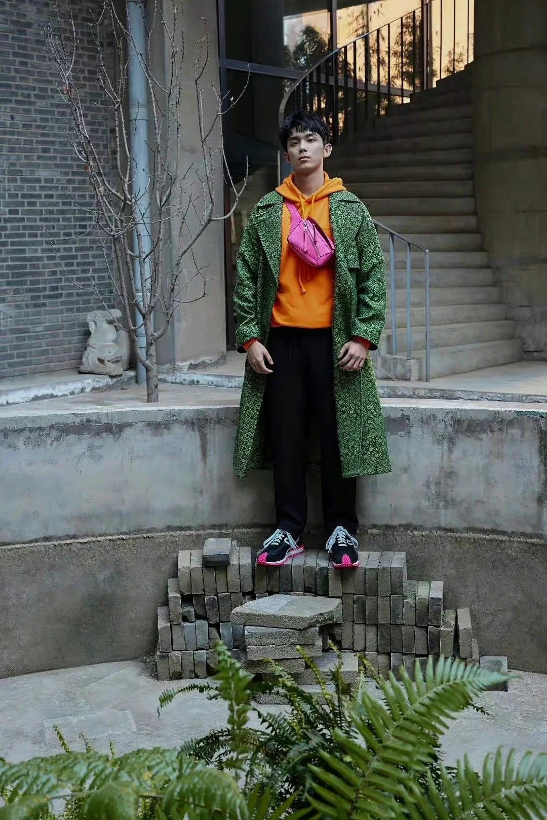 Ngô Lỗi bị 'dìm' nhan sắc, từ nam thần thành 'em trai bán iPad' - Ảnh 3 Ngô Lỗi bị 'dìm' nhan sắc, từ nam thần thành 'em trai bán iPad' - Ảnh 3