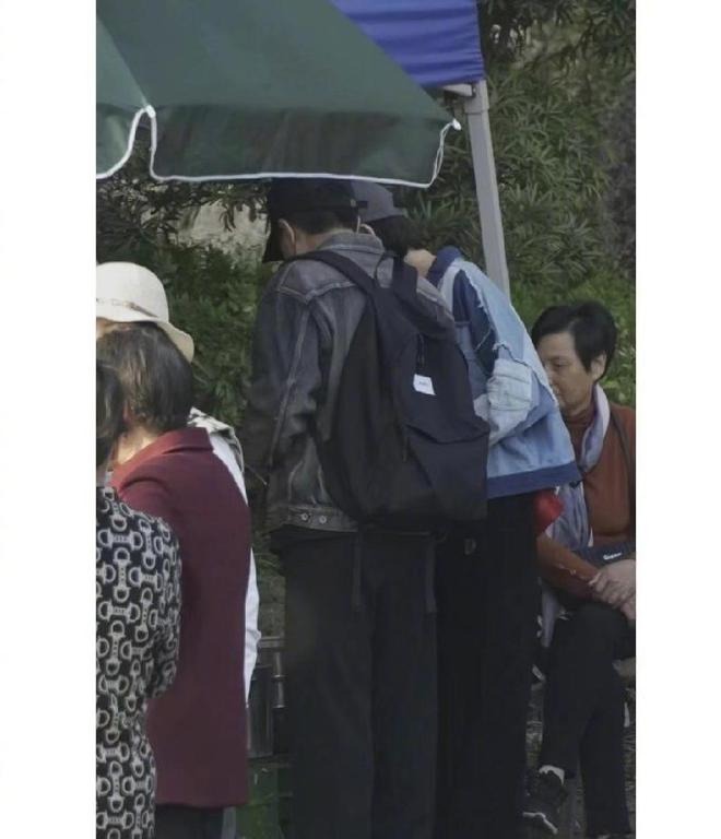 Lưu Khải Uy đi chùa cùng bạn gái - Ảnh 1