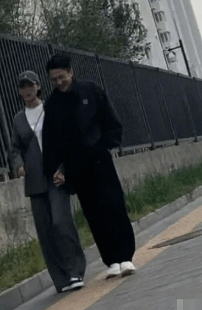 Trước đó, Lưu Khải Uy đã bị bắt gặp đi dạo cùng bạn gái.