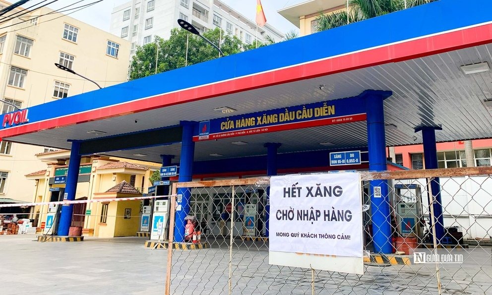 Tình trạng thiếu hụt xăng dầu xảy ra cục bộ ở một vài nơi (Ảnh: Hữu Thắng).