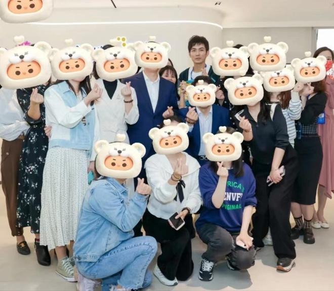 Đứng giữa đám đông, Chung Hán Lương vẫn nổi bật với chiều cao ấn tượng.