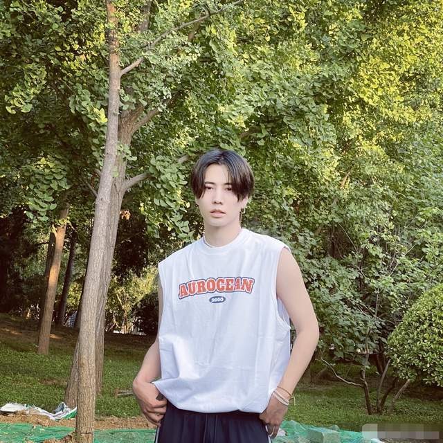 Nam rapper kém Lý Tiểu Lộ 12 tuổi nhưng khi đứng chung khung hình không có quá nhiều chênh lệch.