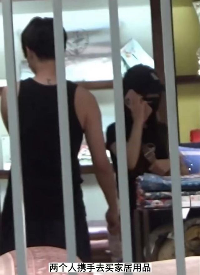 Loạt ảnh Lý Tiểu Lộ và Triệu Dục Đào đi mua sắm.