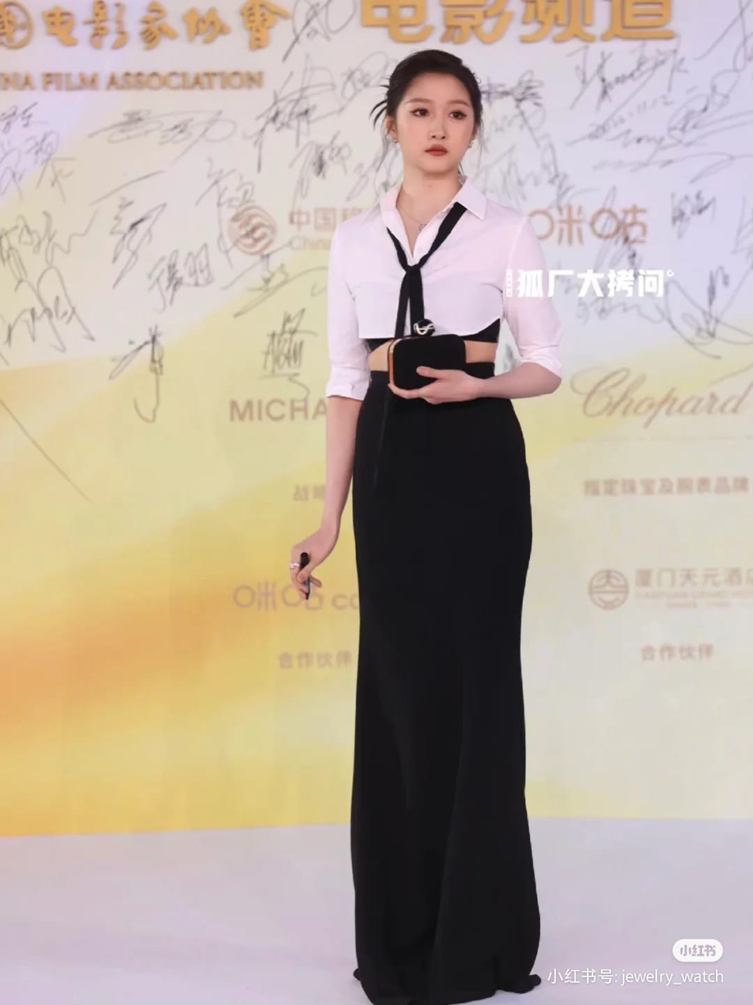 Cô bị chê mặc xấu ngay từ khi xuất hiện.