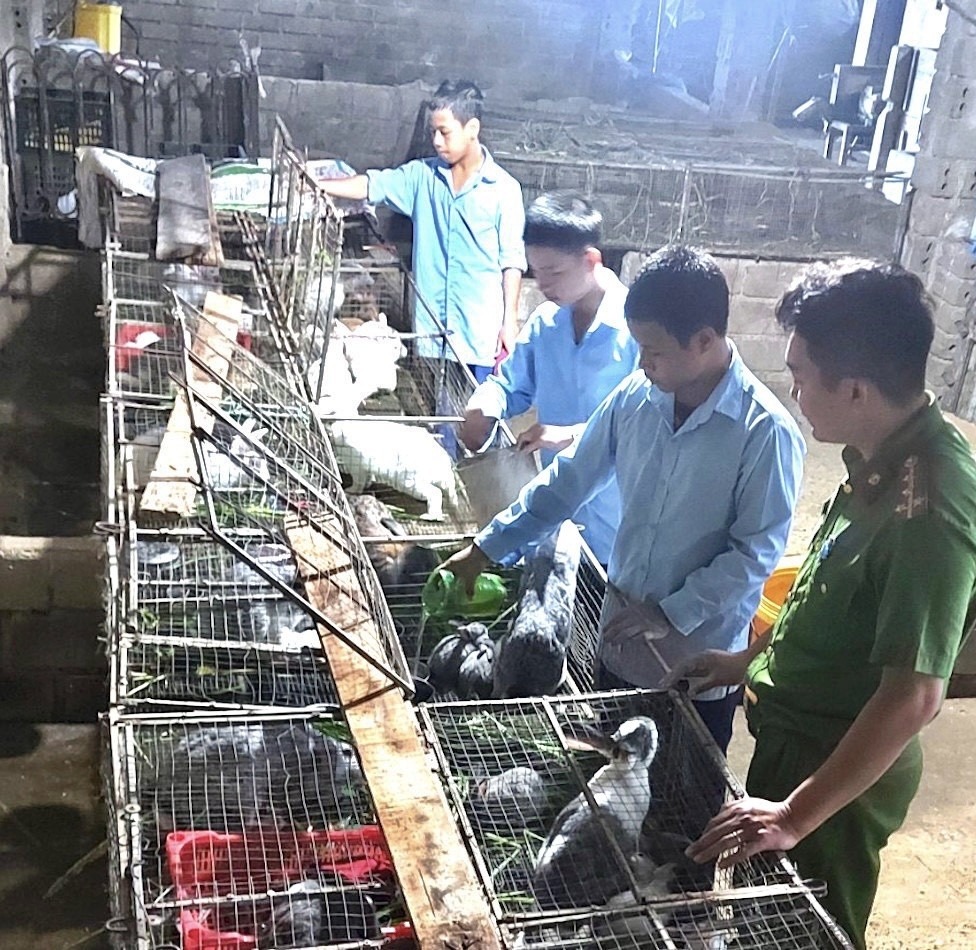 Đại uý Dương Quang Tuấn xem học sinh chính là con em, người thân của mình.