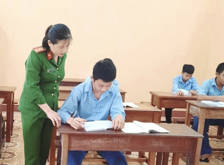 'Dạy dỗ một con người đã khó, rèn dũa một đứa trẻ có quá khứ không tốt lại càng khó gấp bội', cô Mai chia sẻ.