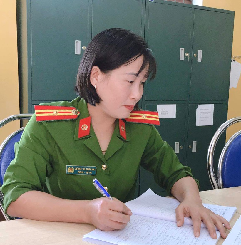 Thiếu tá Dương Thị Thuý Mai dạy trẻ bằng chính tấm lòng của mình.