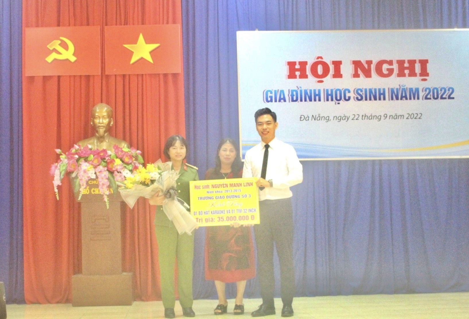 Anh Linh trở về, tặng quà cho trường. 