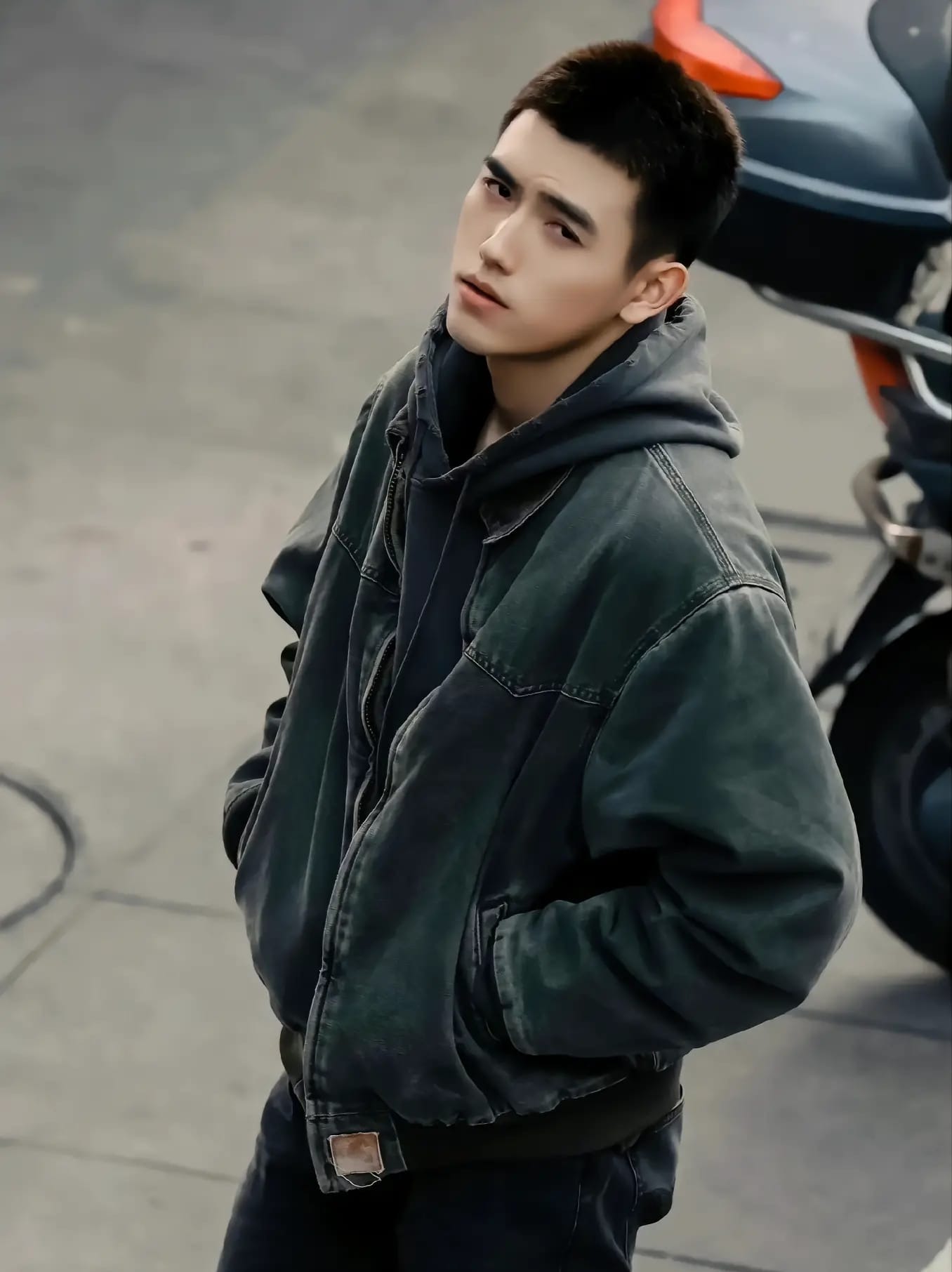 Vẻ ngông cuồng, bất cần đời của Trần Phi Vũ khi để đầu đinh.