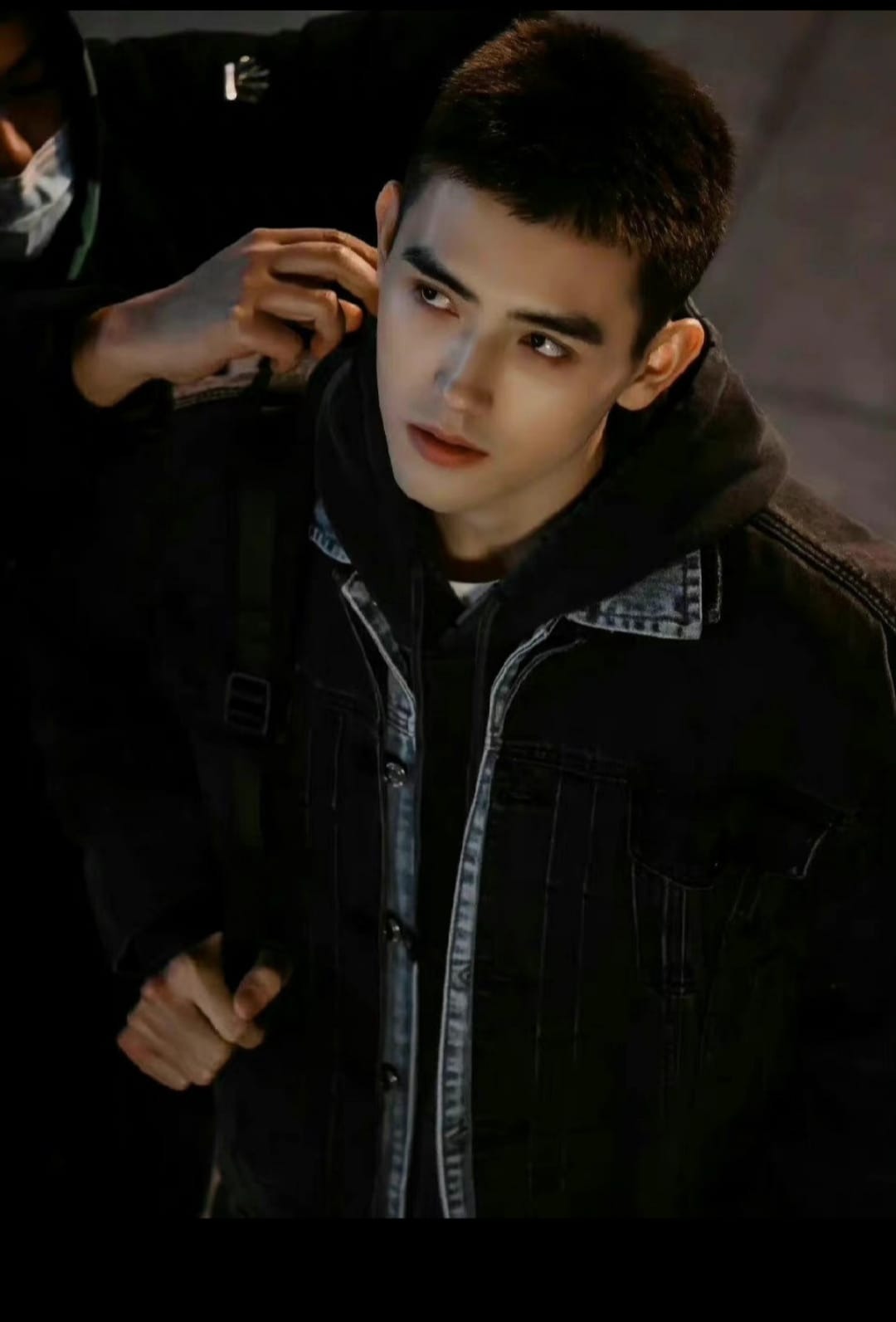 Trần Phi Vũ 'ngầu bá cháy' trong tạo hình rời 'nhà đá' - Ảnh 1